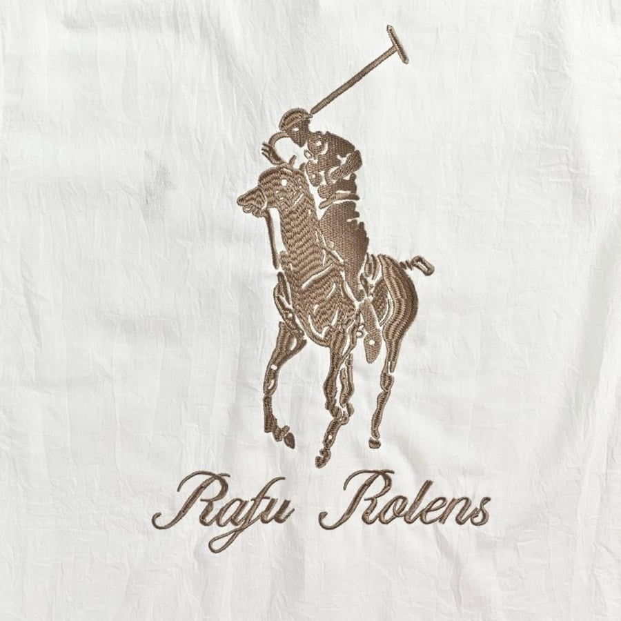 قميص أبيض من POLO بتطريز أنيق وأكمام طويلة