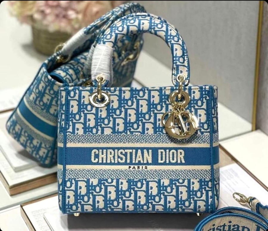 شنطة نسائية DIOR مطرزة بشعار الماركة لون أرزق بيج
