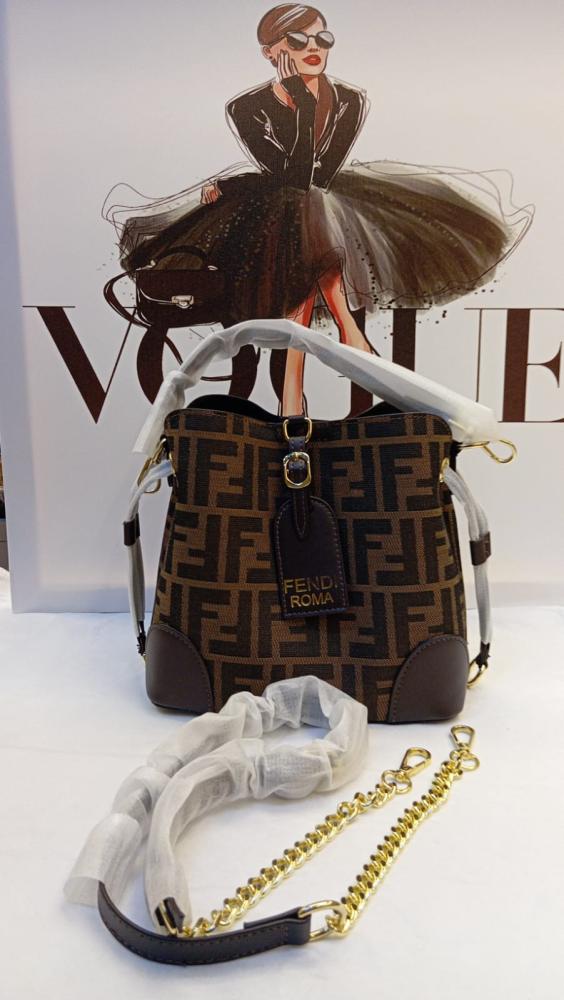 حقيبة FENDI بوكيت باق بلون بني عسلي نقشة FF