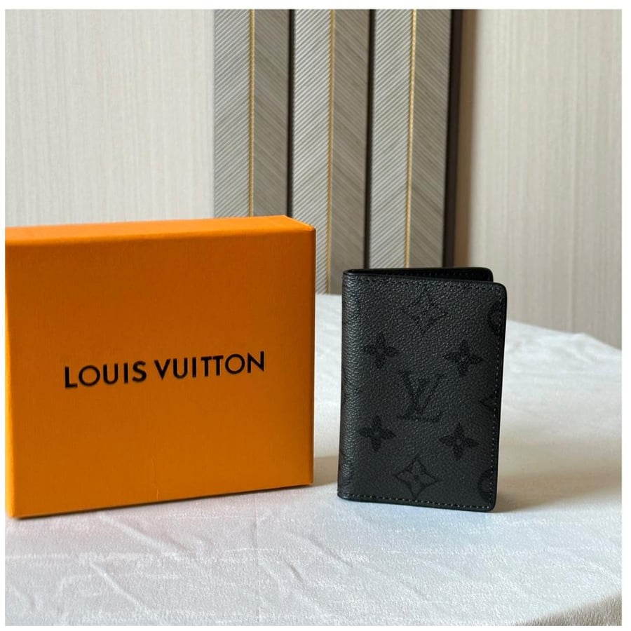 حافظة بطاقات جلدية سوداء LV بنقشة مونوغرام