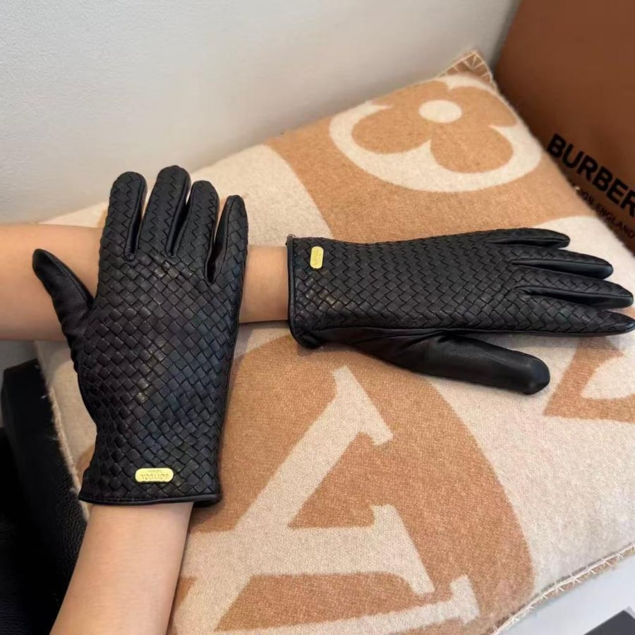 Chanel women's black leather interlocking gloves