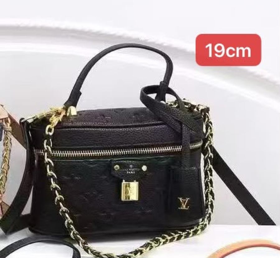 حقيبة صغيرة LV فانيتي بنقشة مونوغرام اسود