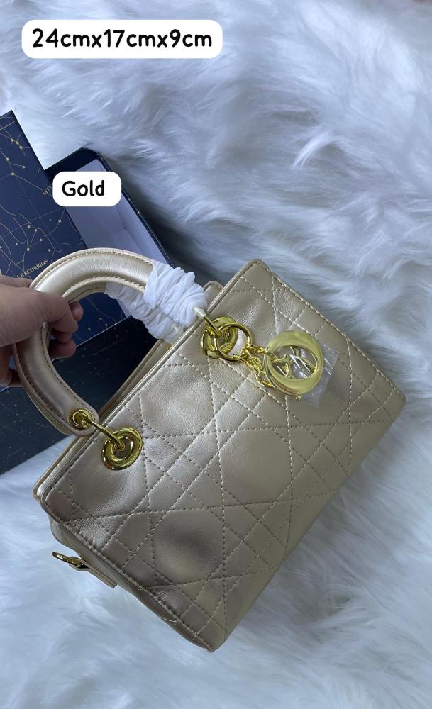 شنطة Lady Dior باللون الذهبي بحجم متوسط