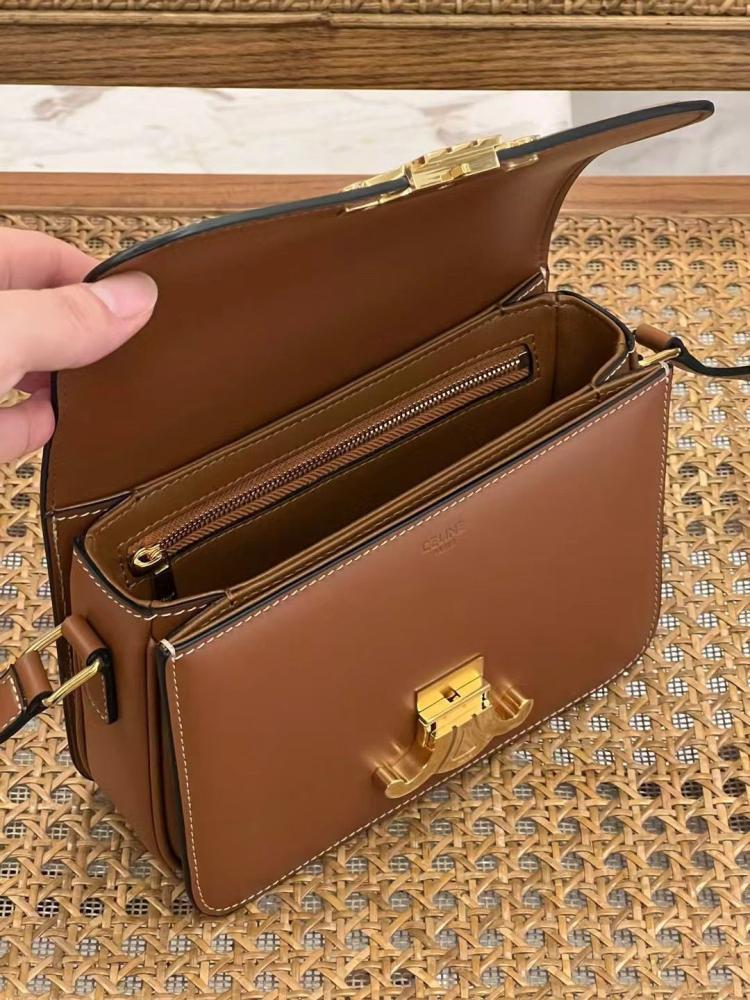 شنطة كتف Celine كلاسيكية بقلاب 18سم لون عسلي بقفل ذهبي