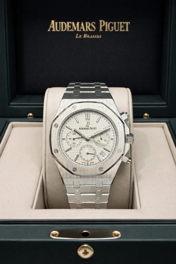 ساعة ماركة Audemars Piguet رويال أوك كرونوغراف فضي