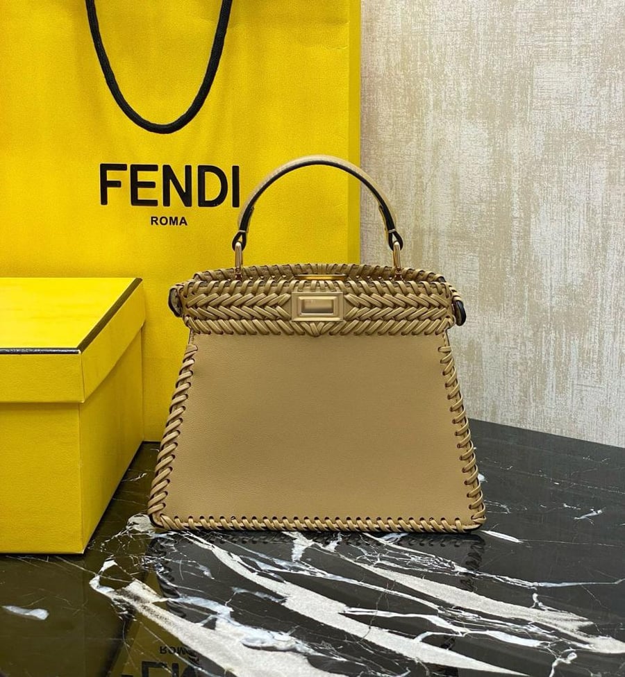 حقيبة نسائية fendi بيكابو I see u جلد مجدول 21سم بلون خردل