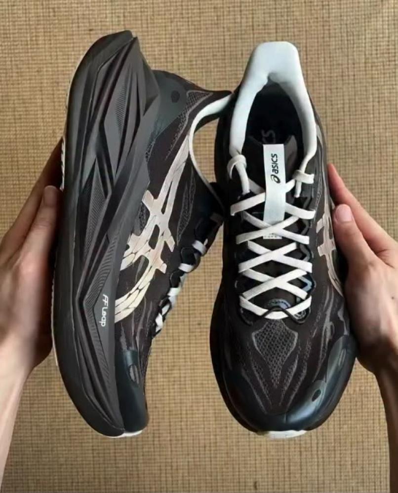 شوز الجري ASICS × Blacktoes SUPERBLAST 3 بلون بني