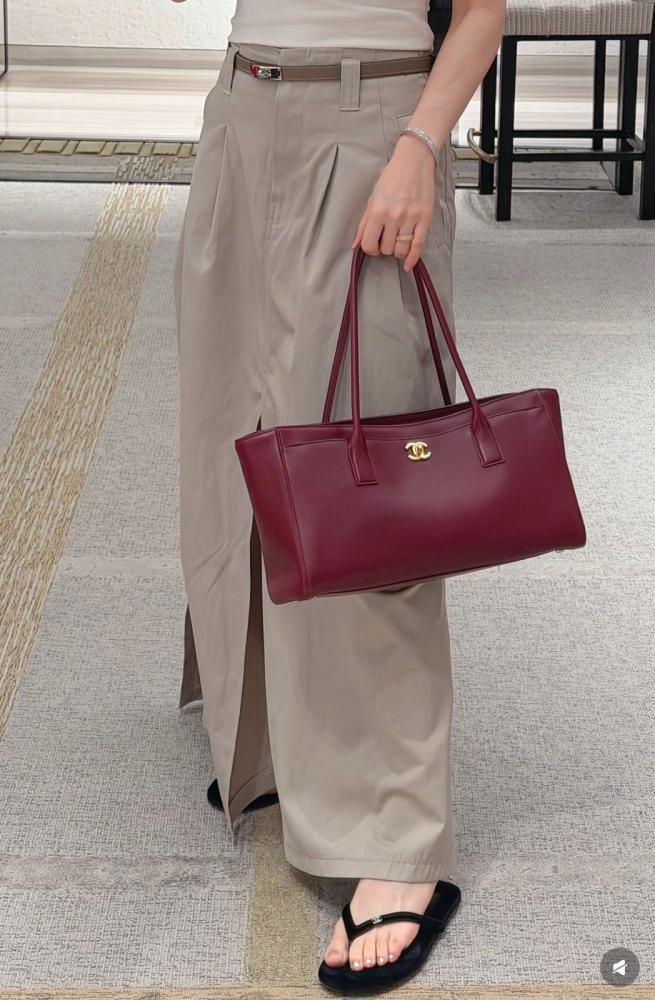 شنطة حمراء كبيرة CHANEL جلد ناعم 35 سم