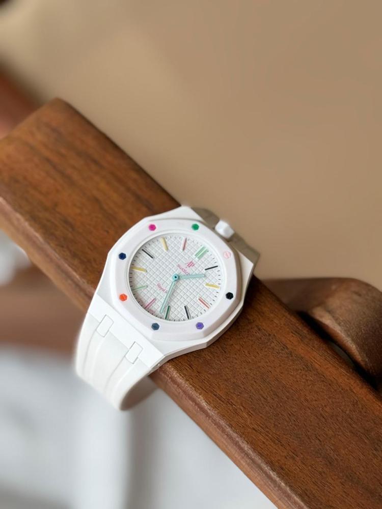 ساعة بيضاء ROYAL POP AP x SWATCH بلمسات ملونة