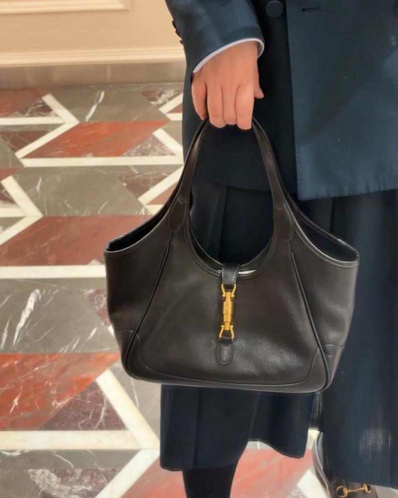 حقيبة كتف صغيرة جوتشي ميركاتو جلد بلون اسود