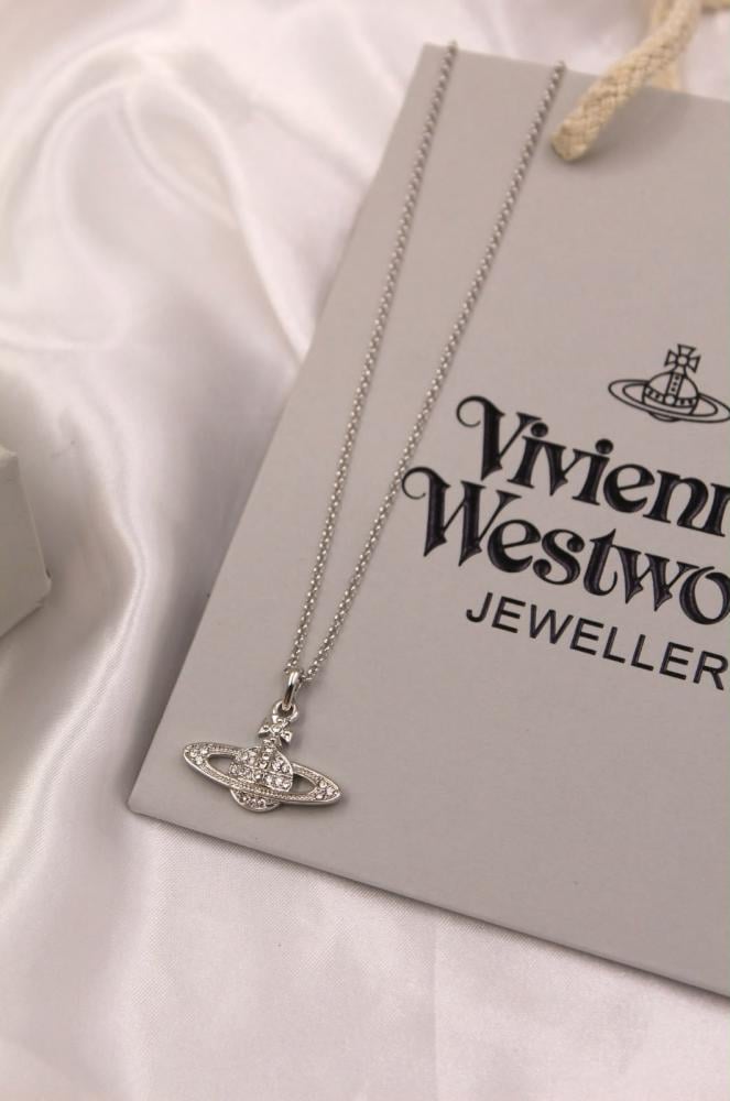 قلادة رجالية Vivienne Westwood باللون الفضي