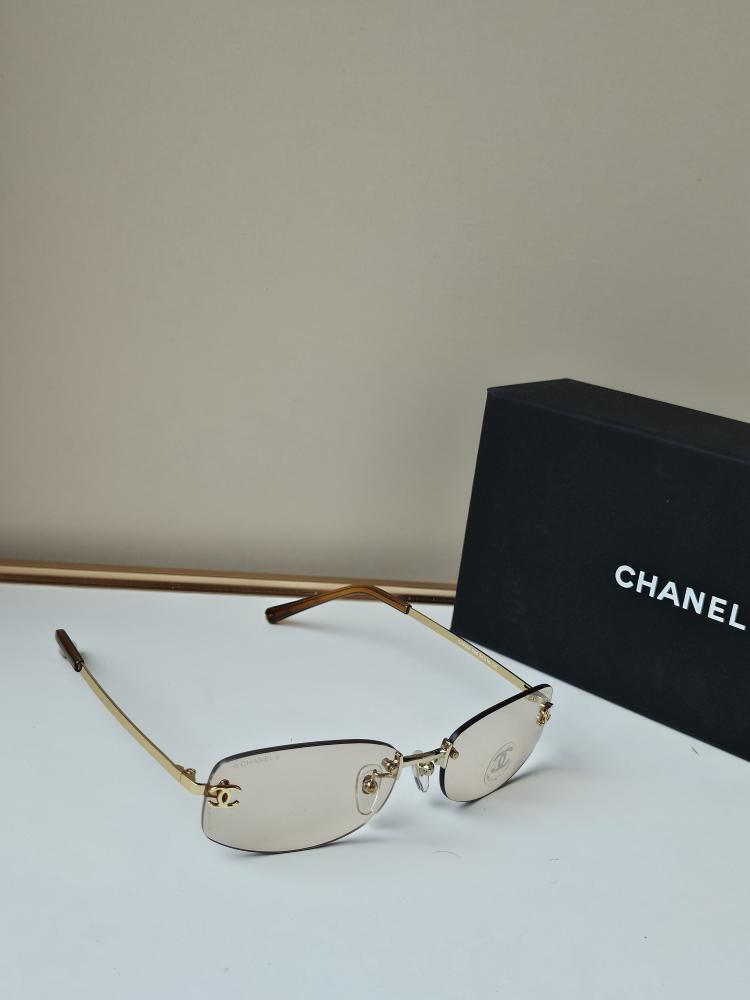 نظارات بدون إطار  CHANEL شمسية بتصميم ذهبي وعدسات شفافة