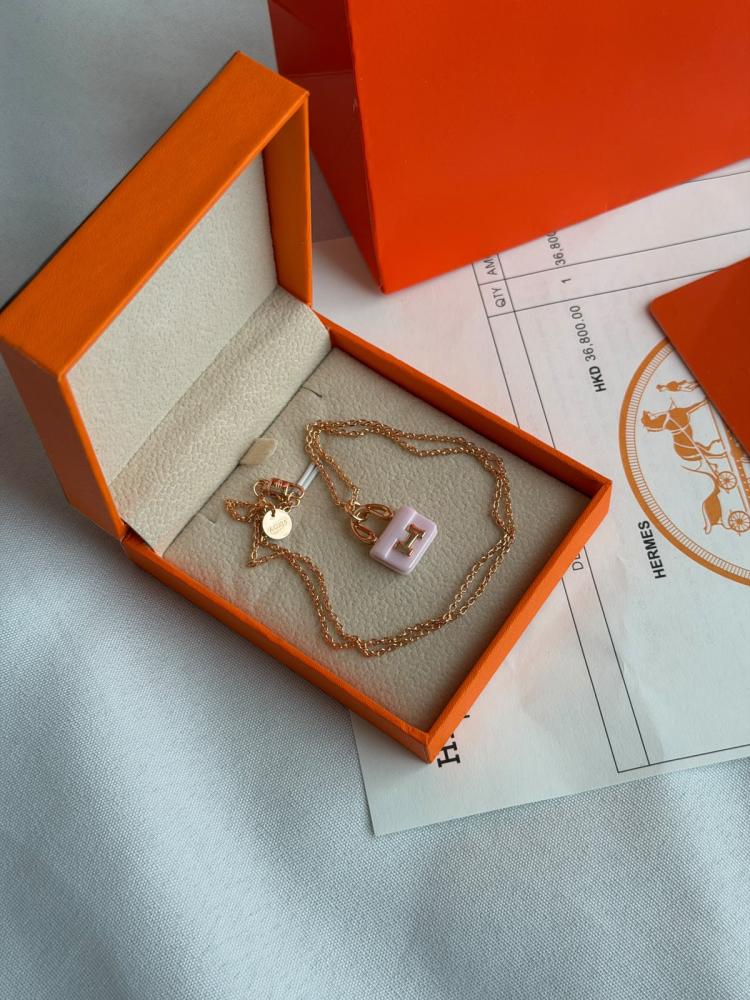 طوق Hermès كونستانس بلون ذهبي ودلاية حقيبة زهري