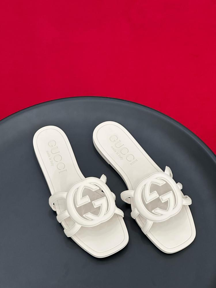 Gucci white flat summer slippers with interlocking logo