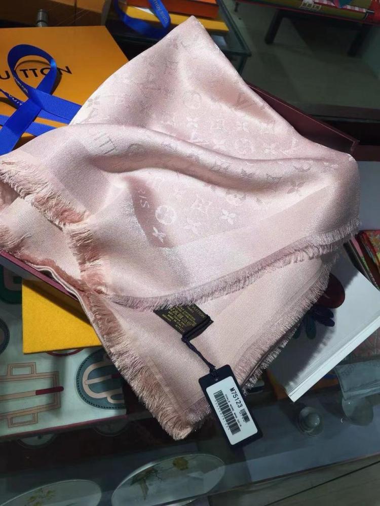 شال أنيق ناعم لويس فيتون سيلك كلاسيك مونوغرام لايت بينك