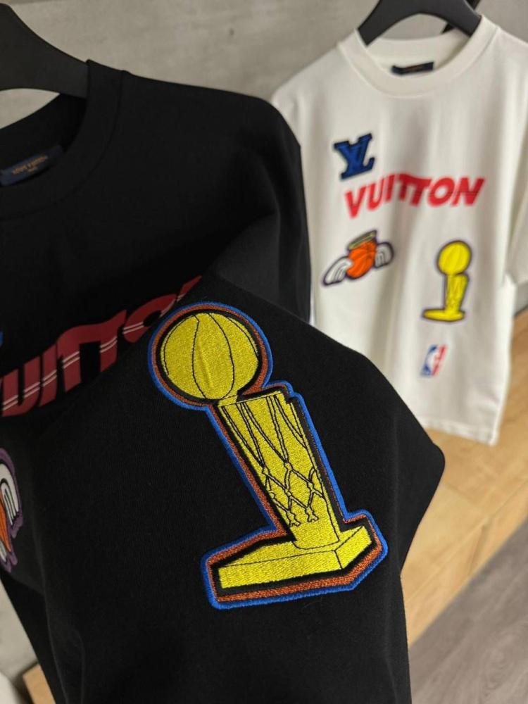 تيشيرت بطبعة عصرية ملونة لويس فيتون NBA لون أسود