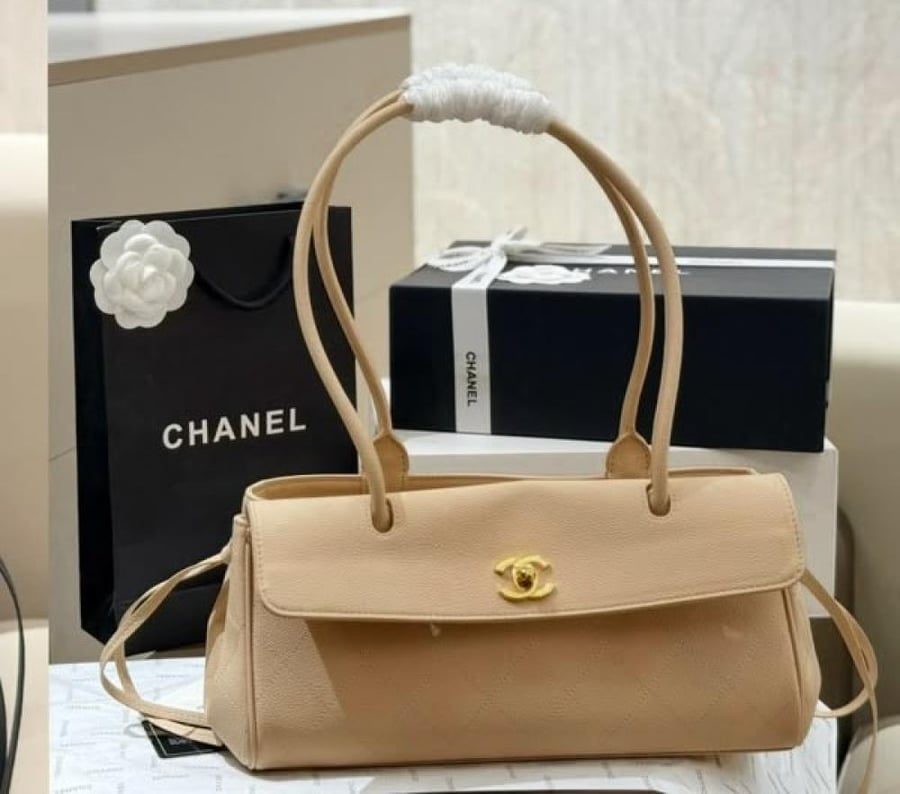 شنطه أنيقة شانيل Urban Essential بلون بيج