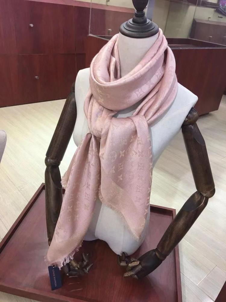 شال أنيق ناعم لويس فيتون سيلك كلاسيك مونوغرام لايت بينك