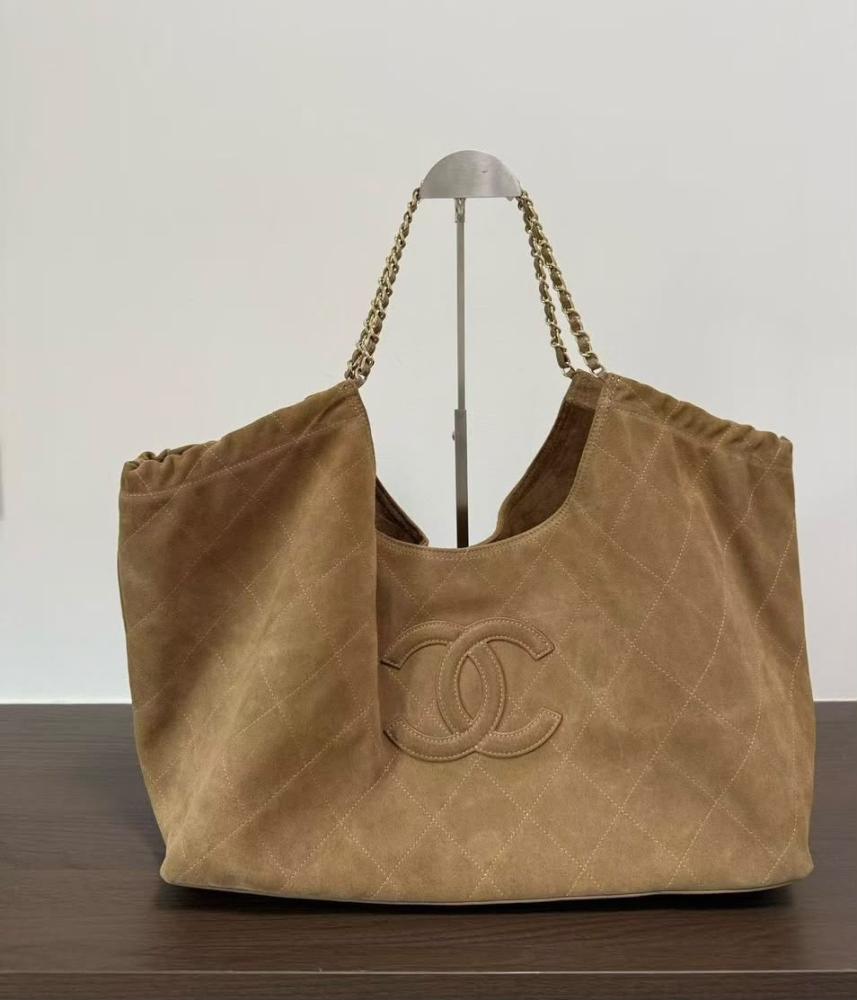 شنطه Chanel هوبو نيو باللون البيج من الجلد السويدي الفاخر