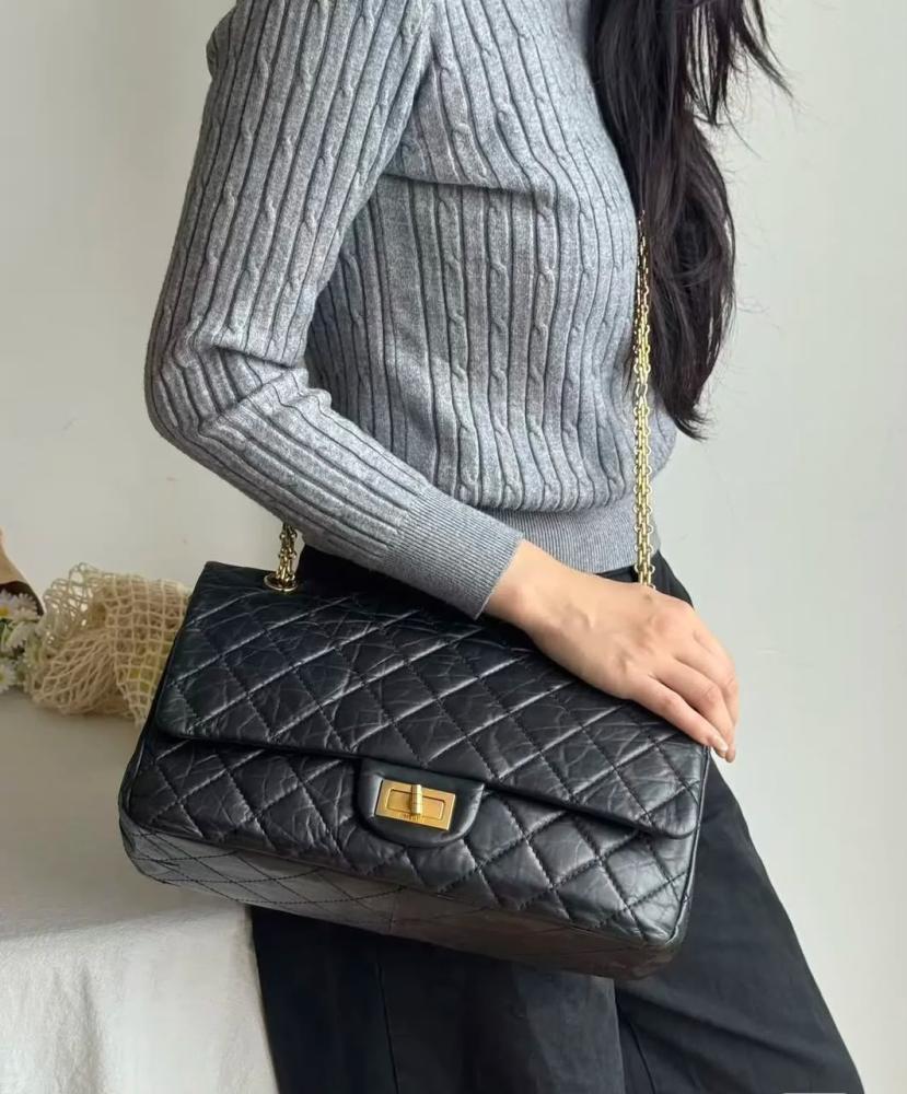 حقيبة جلدية سوداء شانيل ري إيشو 30سم بمعدن ذهبي