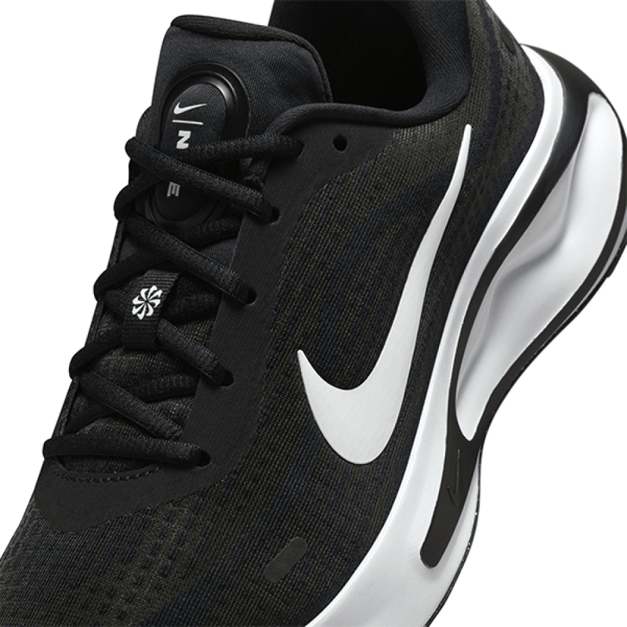 حذاء Nike جورني رن للجنسين بلون أسود وأبيض