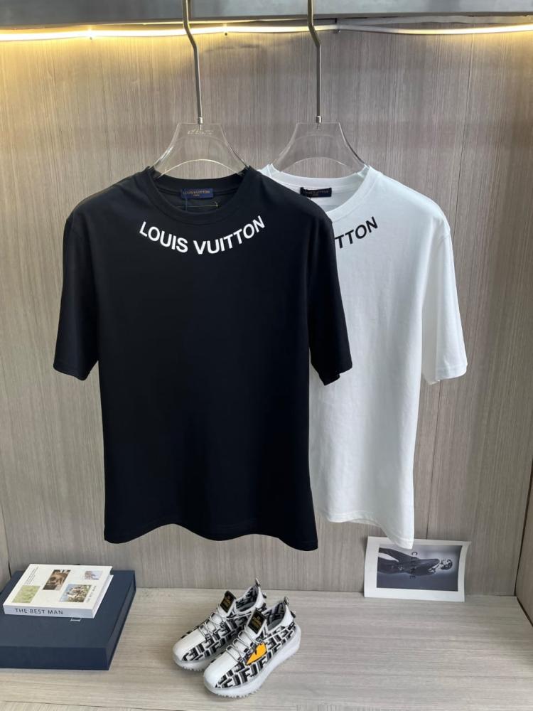 تيشيرت LV 2026 رجالي بلون أبيض بياقة مستديرة وشعار Louis Vuitton