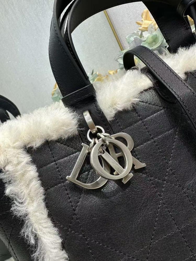 حقائب يد ديور توجور لون أسود مزينة بالفرو الأبيض