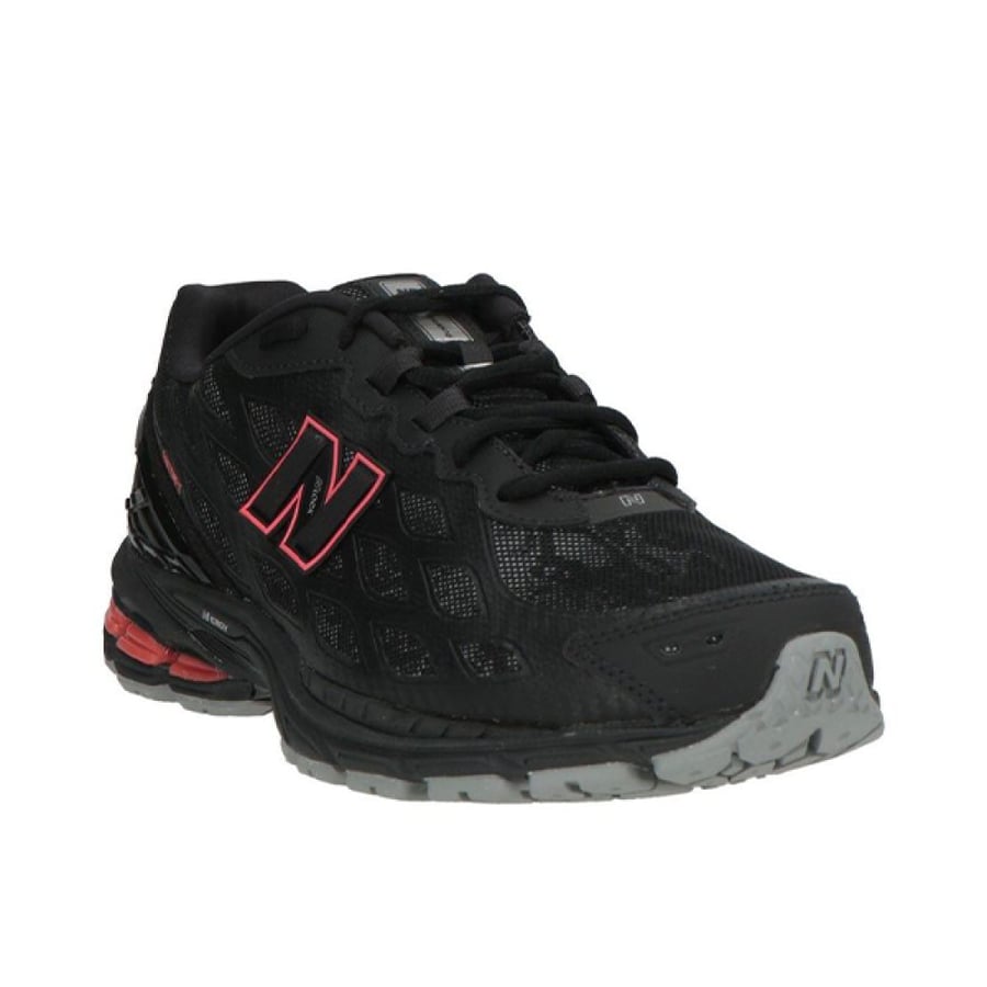 حذاء new balance 1906 باللونين الاسود والأحمر