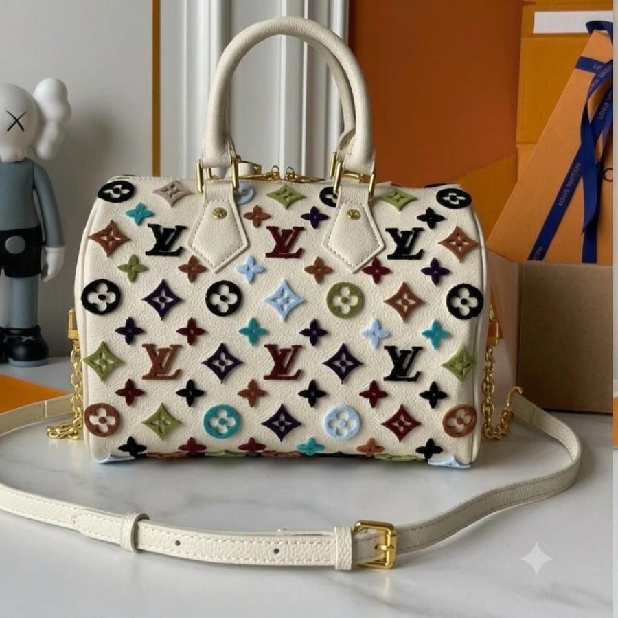 حقيبة بيضاء LV سيبدي بنقشة مونوغرام ملونة نافرة 25سم