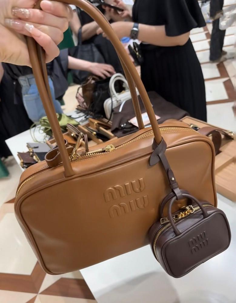 Miu Miu bag in two sizes, elegant leather, honey color
