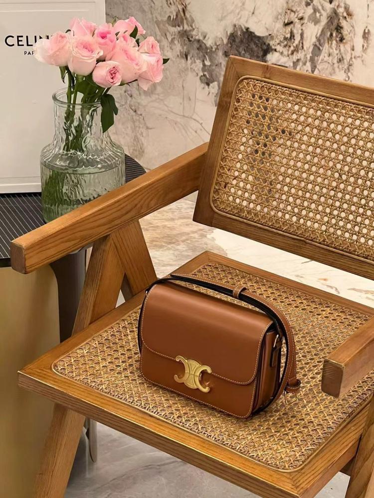 شنطة كتف Celine كلاسيكية بقلاب 18سم لون عسلي بقفل ذهبي