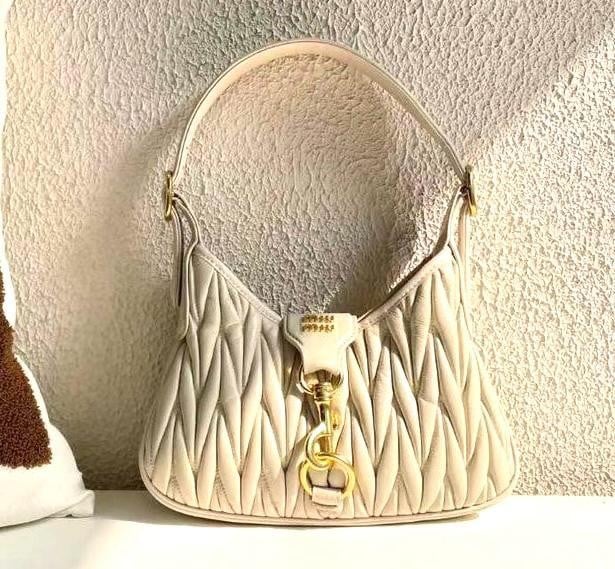 حقيبة كتف للنساء ميو ميو Matelassé لون أبيض راقي  مميزة