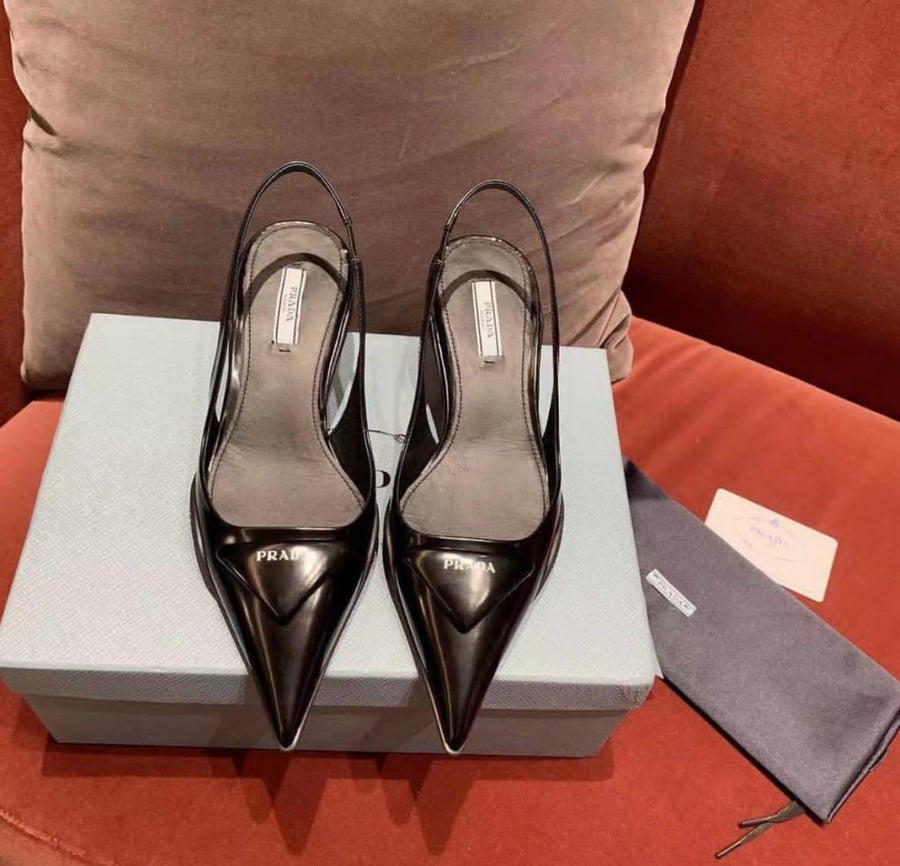 صندل نسائي من برادا تصميم فاخر لون أسود راقي ولامع