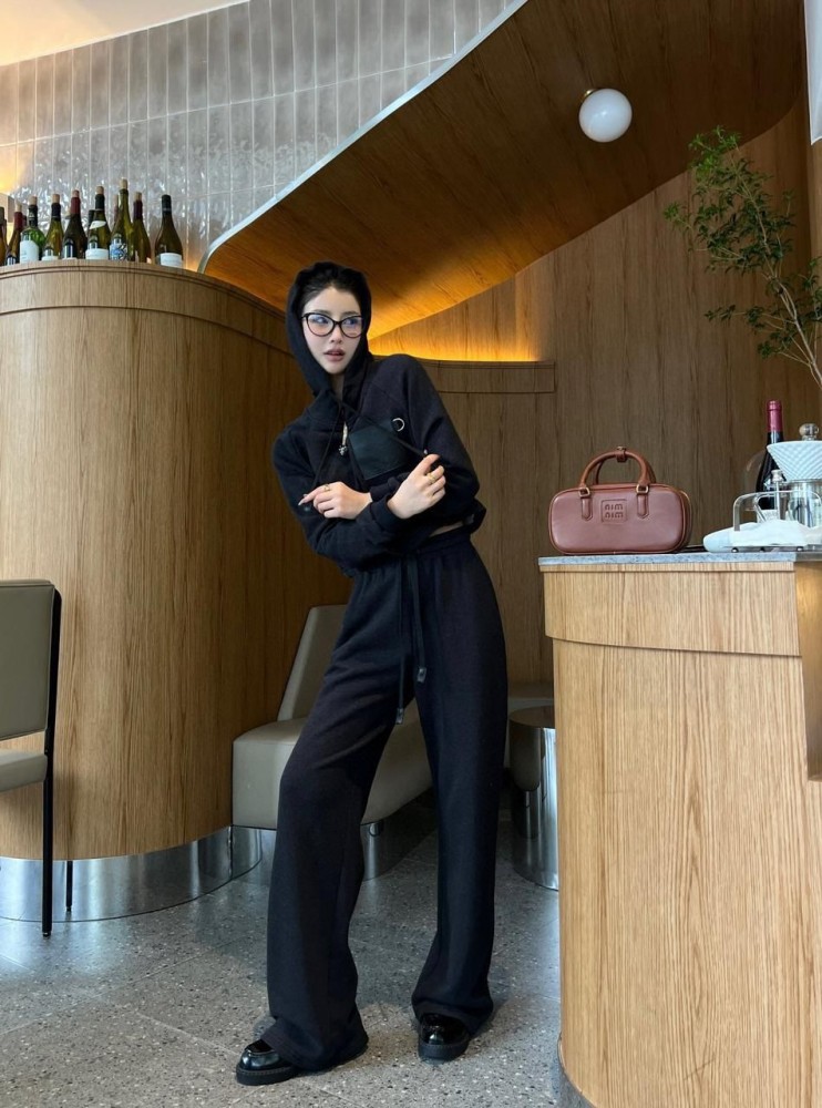سيت نسائي مريح من لويفي لون أسود عصري