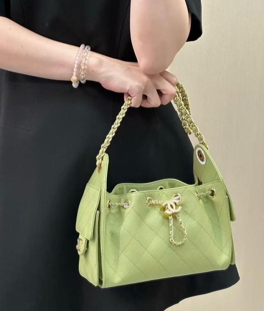 حقيبة chanel hobo جلد بلون فستقي بسلسلة ذهبية