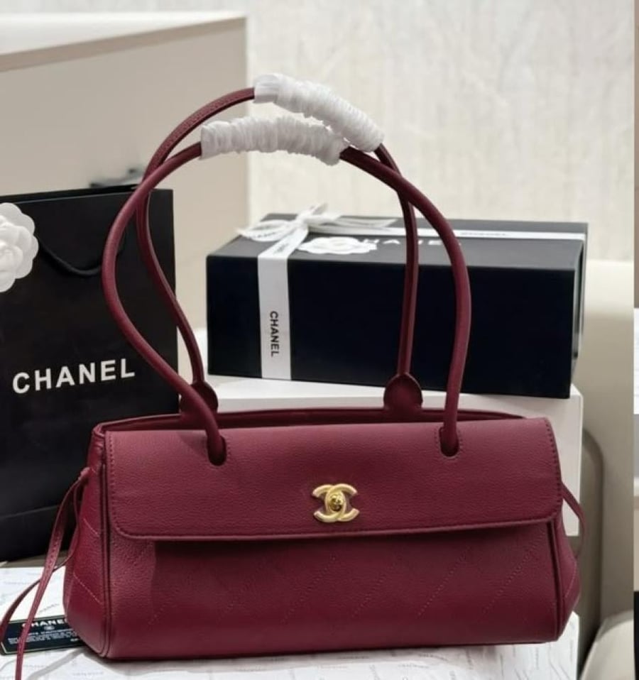 شنطه كتف عصرية شانيل Urban Essential بلون بورجندي