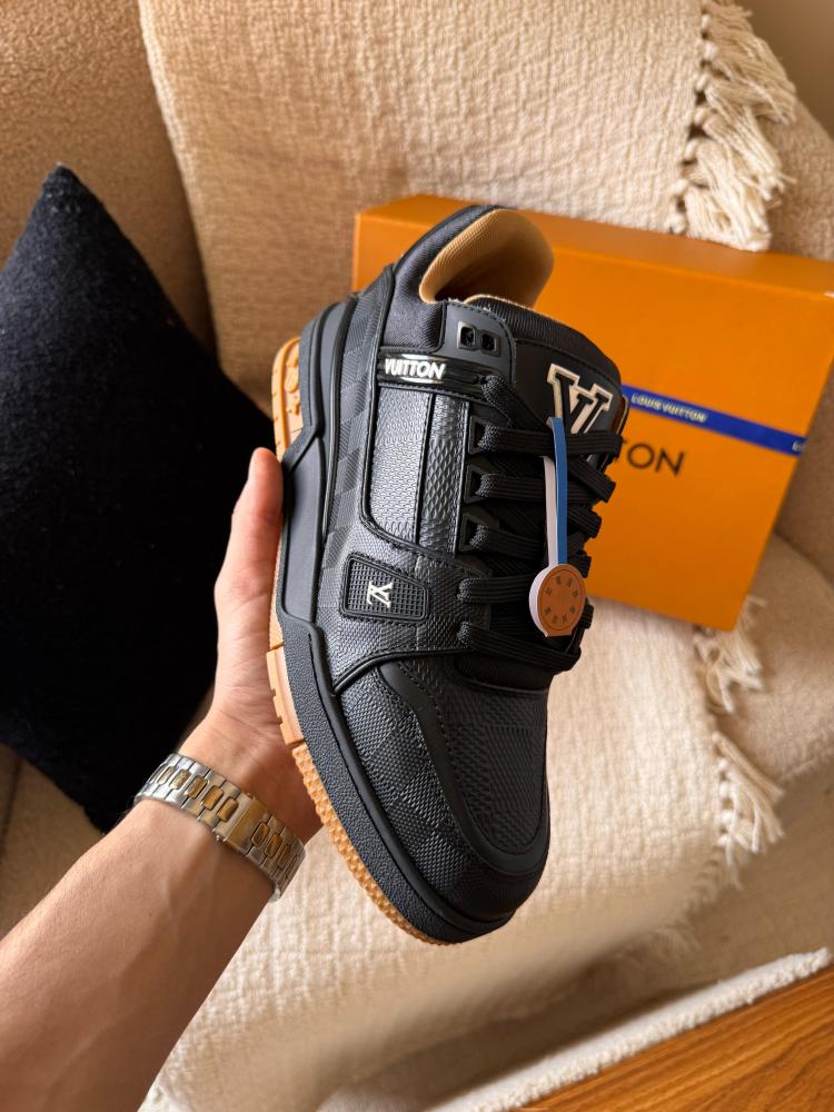حذاء رجالي رياضي لويس فويتون Lv trainer جلد مونوغرام أسود