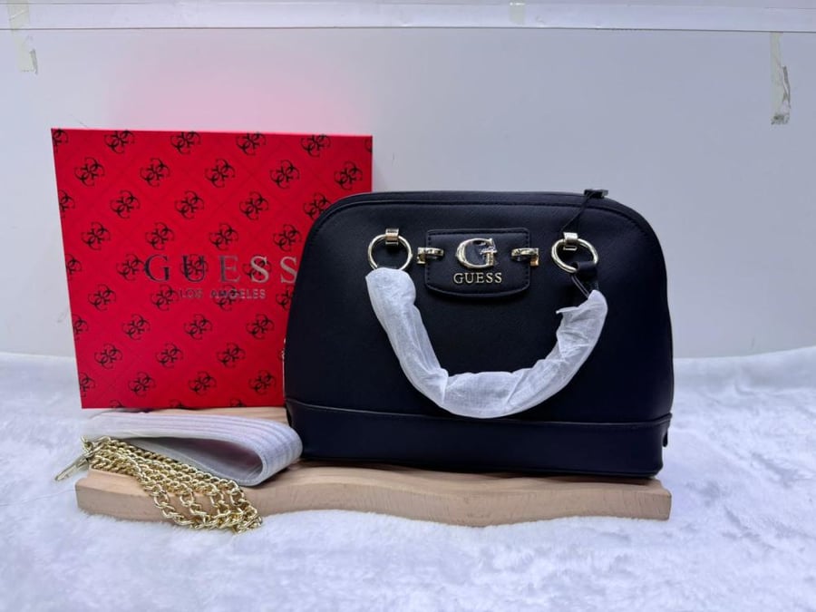 حقيبة متوسطة Guess بمقابض جلد بلون أسود