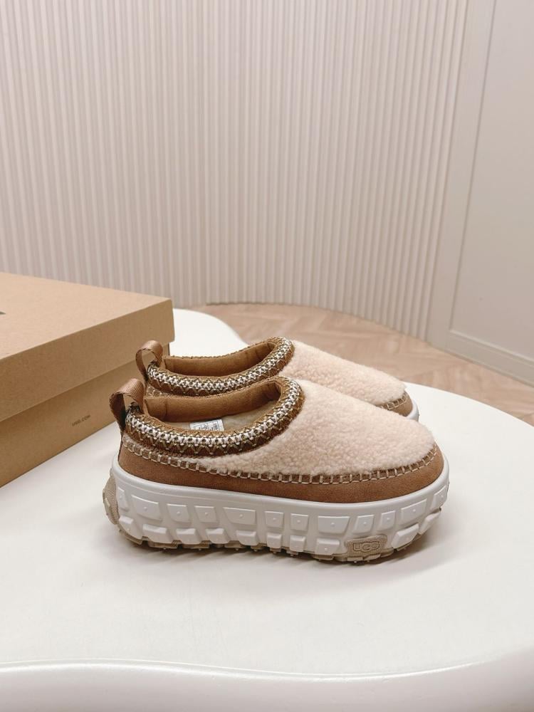 حذاء شتوي نسائي  UGG بنعل عالي لون بيج صوف أنيق