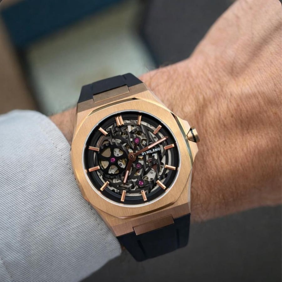 ساعة دي ميلانو طراز P701 Skeleton باللون الأسود والذهبي