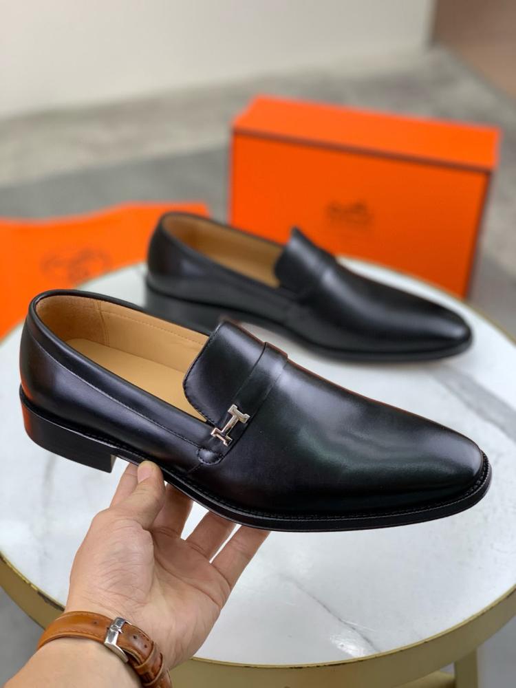 حذاء لوفر أسود ماركة Hermès بلمسة لامعة
