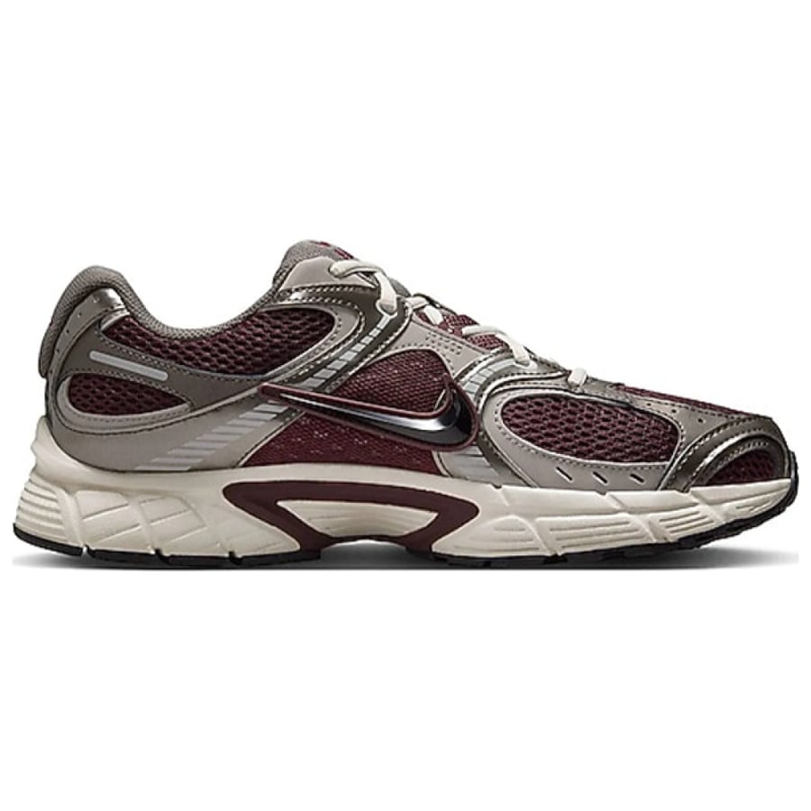 حذاء Nike V5 RNR الرياضي بلون بني وفضي معدني