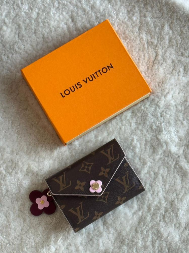 محفظة LV بشكل ظرف فيكتورين مونوغرام بني بورتكليه خمري
