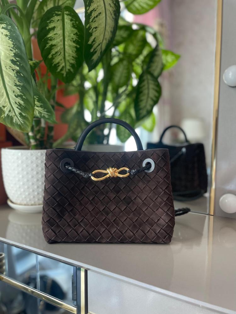 Bottega Veneta spacious handbag in elegant brown color with a handle and gold metal