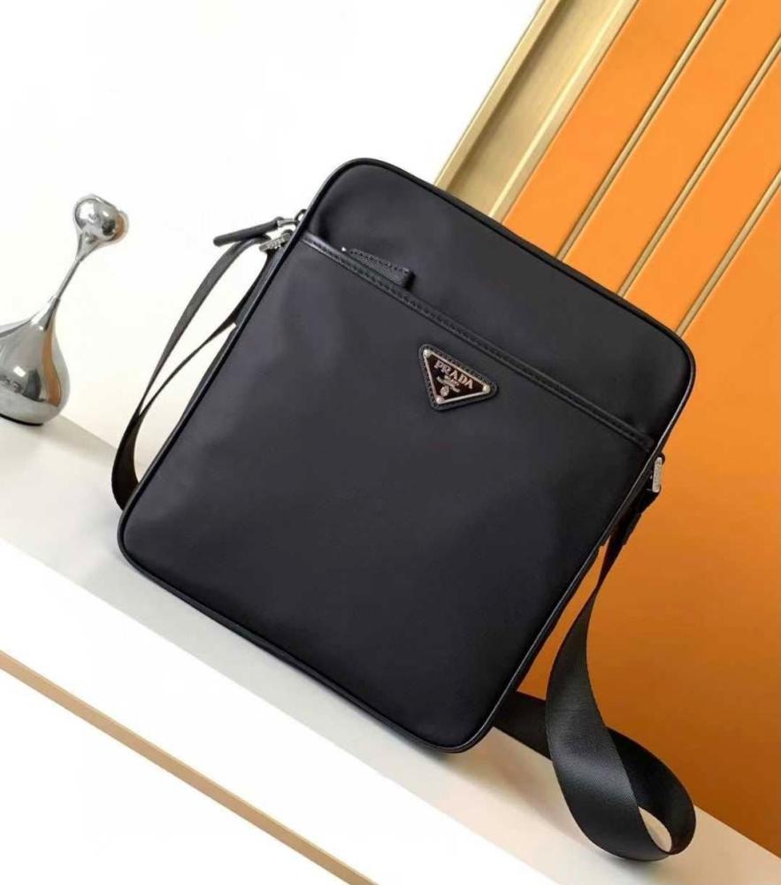 شنطة PRADA رجالية كروس بودي بسحاب لون اسود