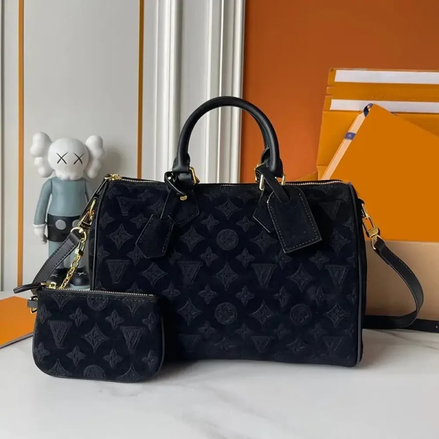حقيبة LV سبيدي P9 جلد سويدي بلون اسود مونوغرام