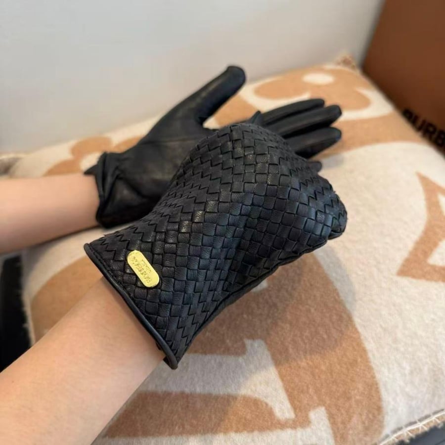 Chanel women's black leather interlocking gloves