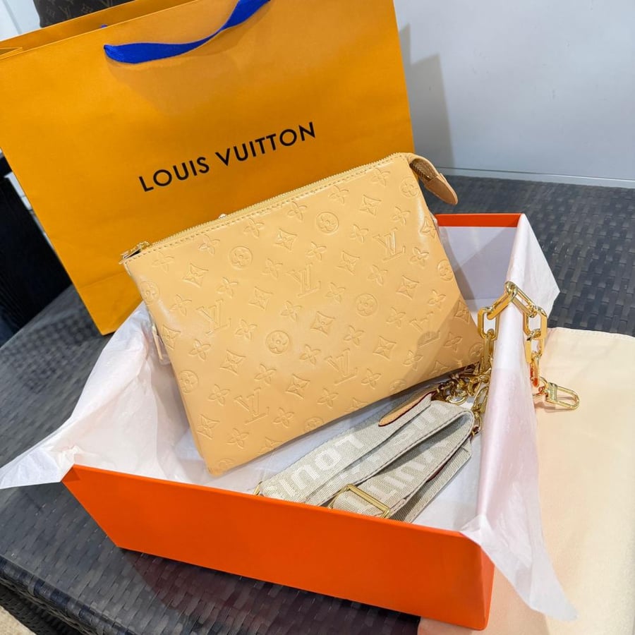 شنطة سحاب بحامل كتف LV كوسين بي إم مونوغرام بلون أصفر