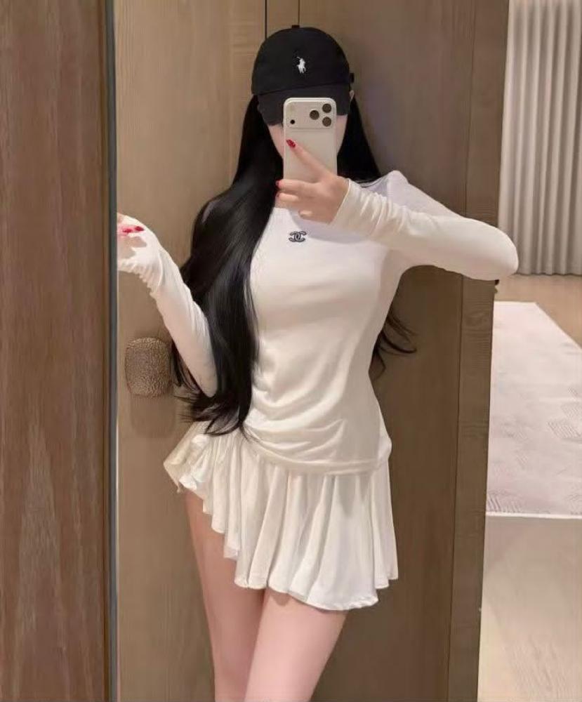 سيت تنورة وتوب بأكمام طويلة من شانيل لون أبيض