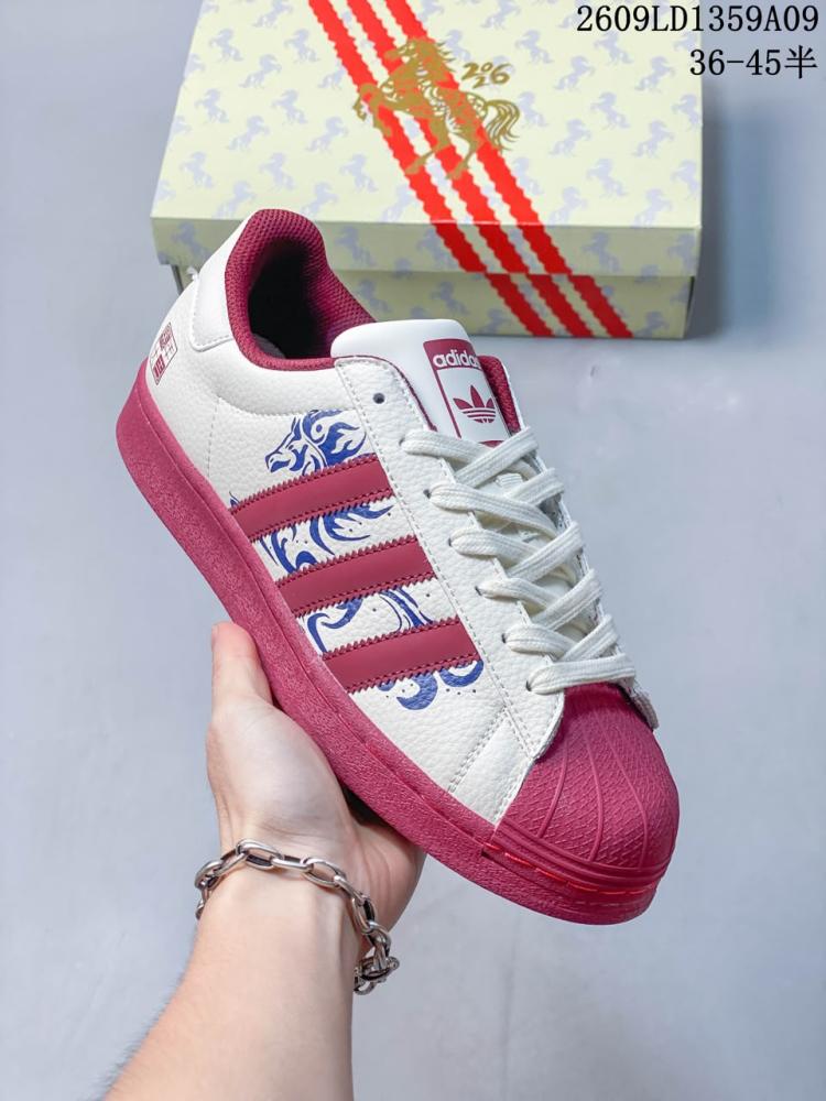 حذاء Adidas سوبر ستار بلون أبيض واحمر بمقدمة صدفية وطبعة حصان